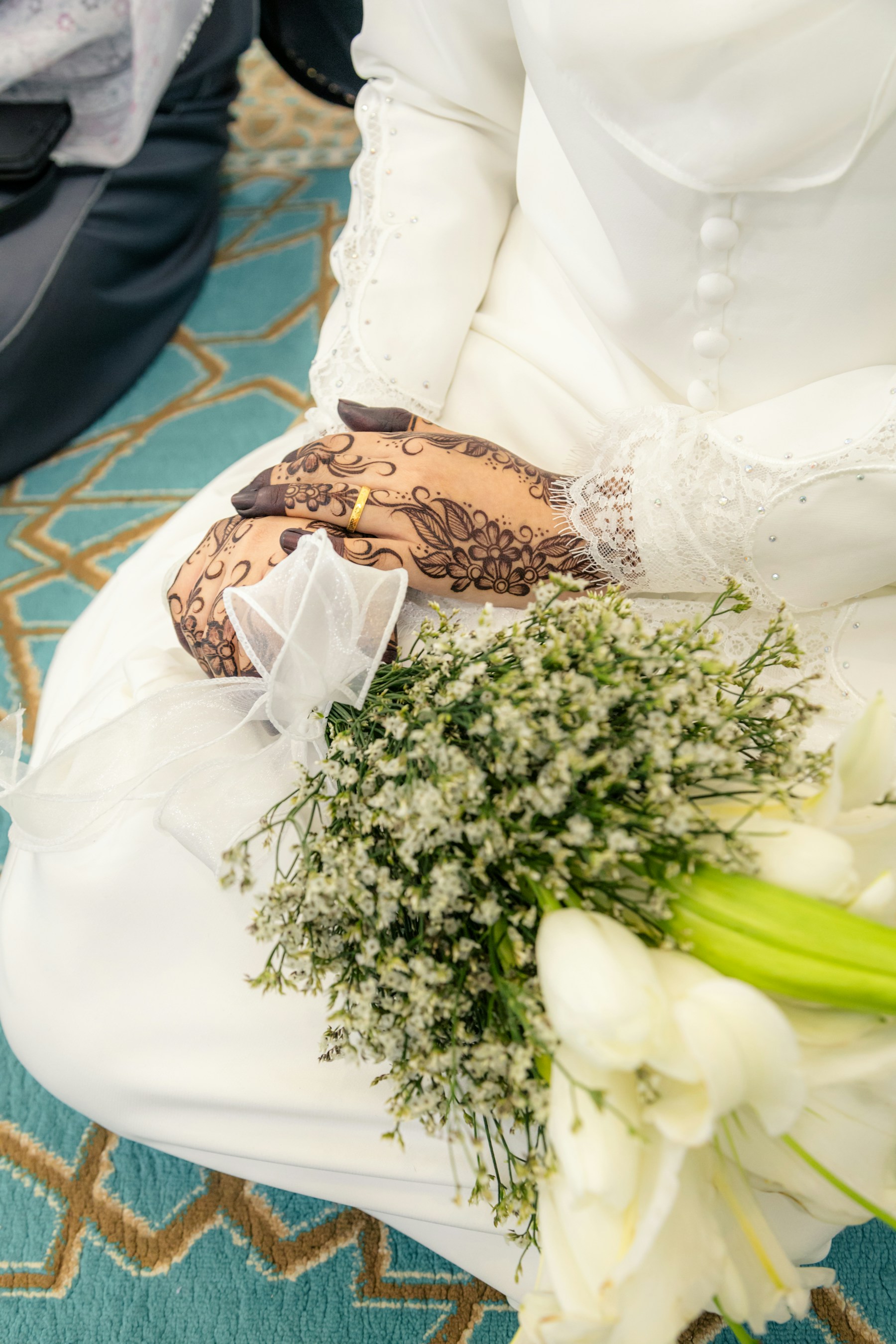 تفاصيل يدي العروس بالحناء وخاتم الزواج